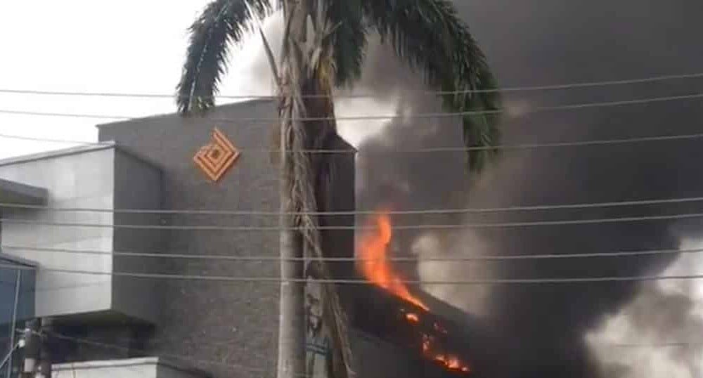 BREAKING: Access Bank In Lagos On Fire