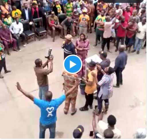 Former Anambra Governor Willie Obiano Disgraced In Onitsha Main Market [Video]
