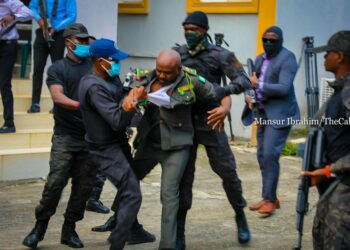 BREAKING: DSS Arrests Ikoyi Prison Boss On Court Premises Over Emefiele Custody [Video]