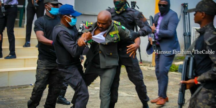 BREAKING: DSS Arrests Ikoyi Prison Boss On Court Premises Over Emefiele Custody [Video]