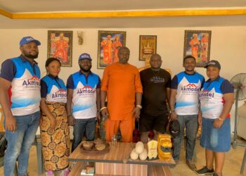 AKMODEL MD, Bldr. (Dr.) Abdulhakeem Odegade Visits Igwe Ezinato of Enugwu Agidi Community
