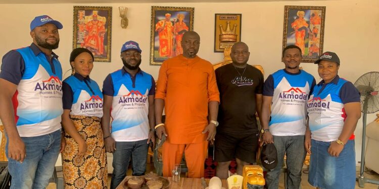 AKMODEL MD, Bldr. (Dr.) Abdulhakeem Odegade Visits Igwe Ezinato of Enugwu Agidi Community
