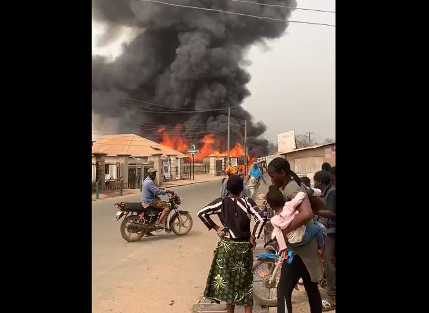 BREAKING: Tension As Fire Breaks Out In Ibadan Community Days After Explosion [Video]