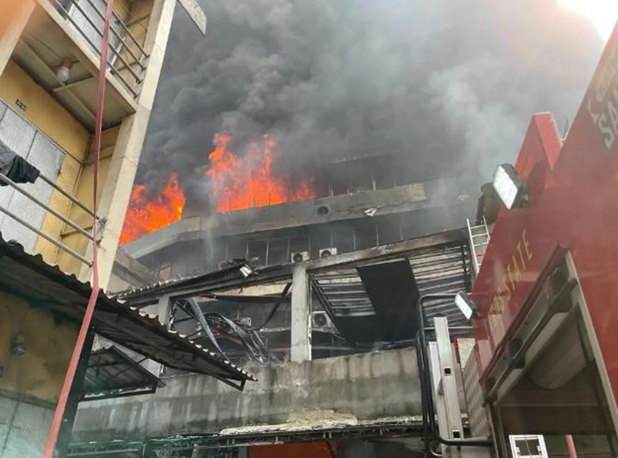 BREAKING: Mandilas Building At Balogun Market in Lagos Island on Fire [Video]