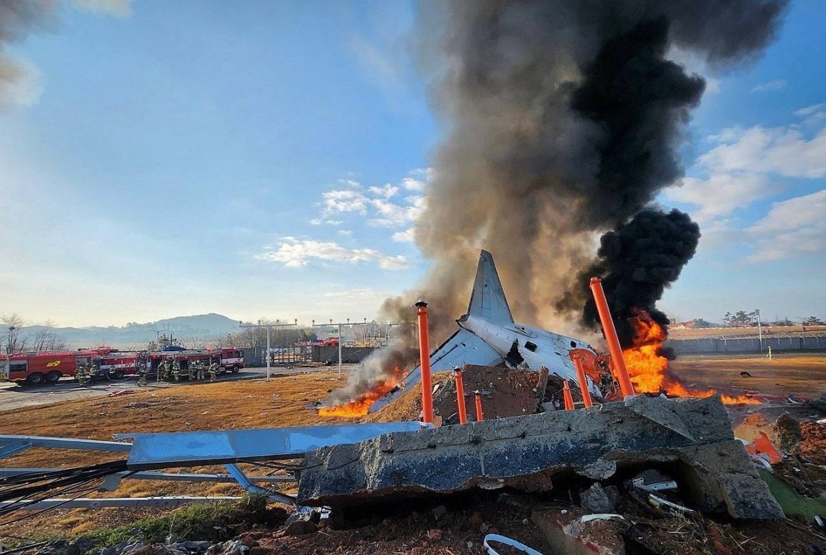 BREAKING: Jeju Air Plane Crash Leaves Over 149 People Dead [Video]