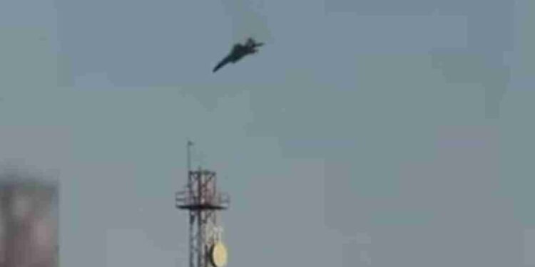 US F-15 Fighter Jet Crashes in Kuwait Amid Iran War [Video]