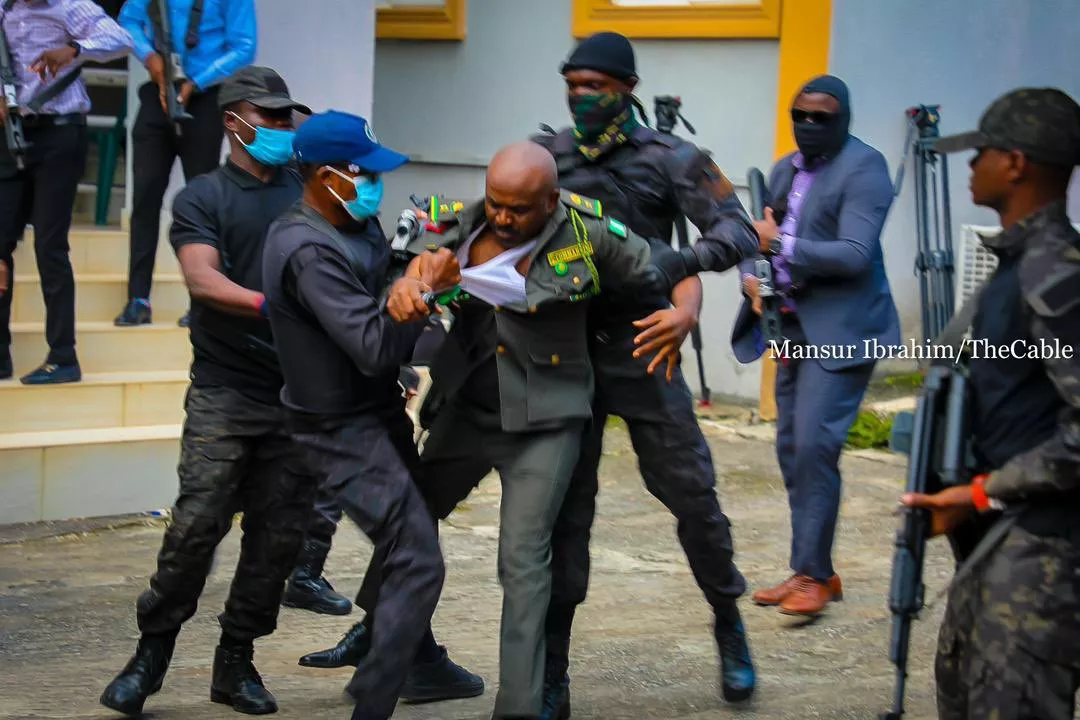 BREAKING: DSS Arrests Ikoyi Prison Boss On Court Premises Over Emefiele Custody [Video]